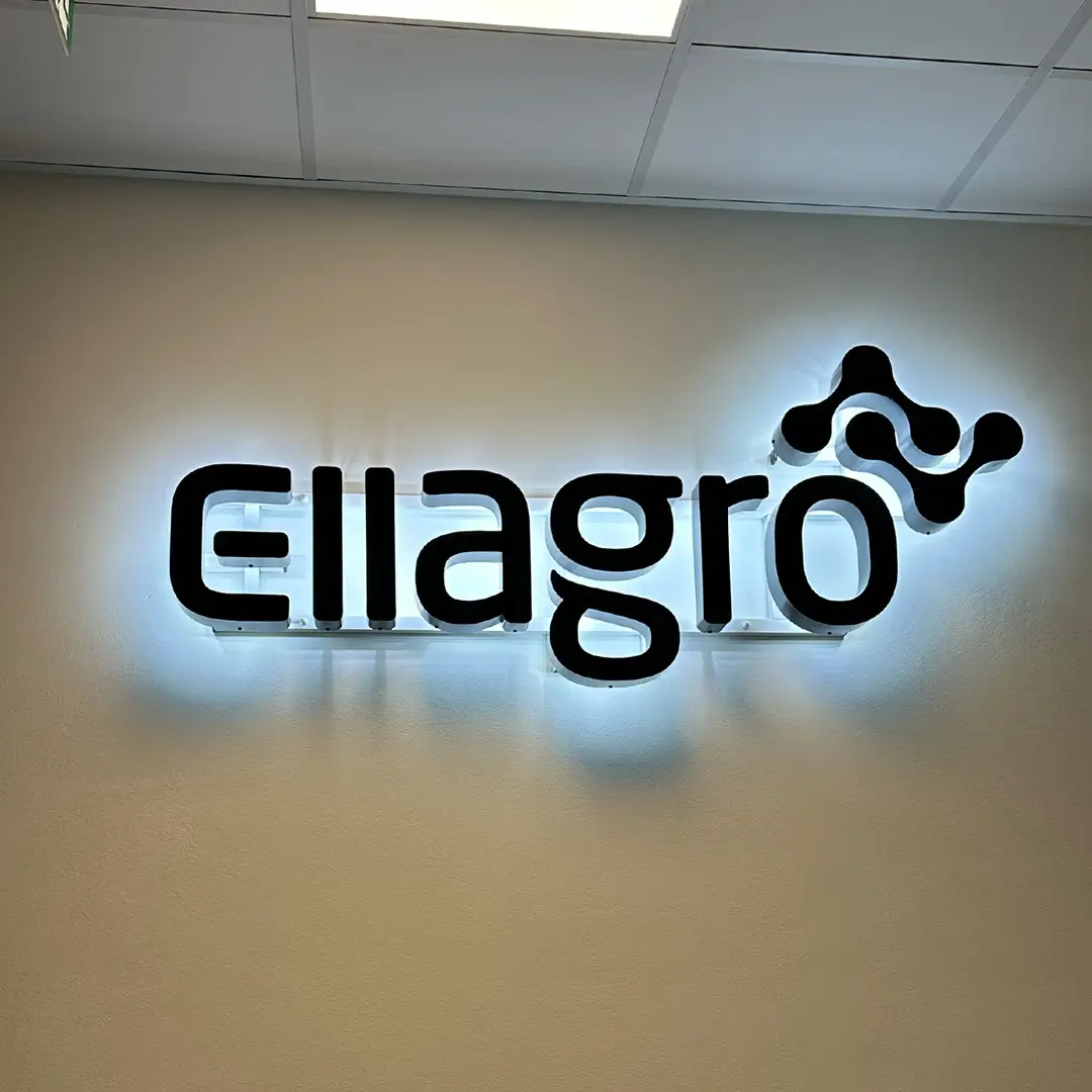 Podświetlane logo na ścianie