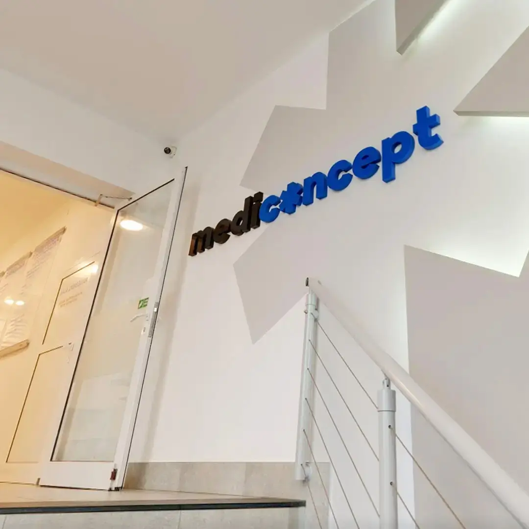 Litery przestrzenne w budynku